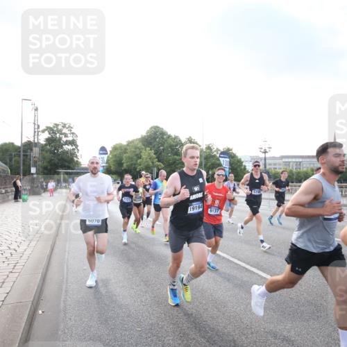 29.06.2025 - hella hamburg halbmarathon Jannik Wohlers http://msf.ph/oto/8141408 29.06.2025 09:44:56 Lombardsbrücke 57, 1758, 1990, 2746, 3043, 4050, 5070, 5328, 5746, 5826, 6781, 7272, 7389, 7481, 7651, 7723, 8209, 8883, 9137, 9381, 9571, 9634, 10171, 10486, 11413, 11857, 12049, 12234, 12595, 14028, 14140, 14289, 15621, 15672, 15883, 16157, 16711, 16713, 16818, 17175, 17374, 17428, 17802, 18099, 18102, 18692, 18737, 18871, 19142, 19194, 19202, 19203, 19204 meine-sportfotos.de