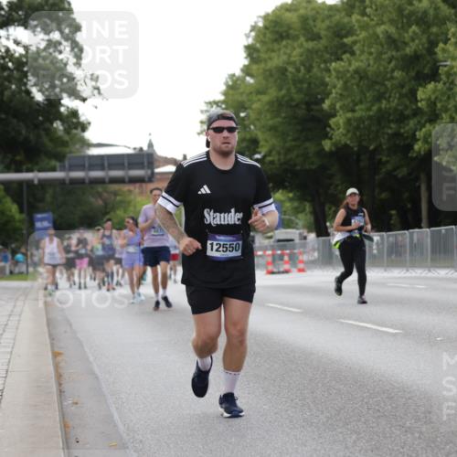 29.06.2025 - hella hamburg halbmarathon Jannik Wohlers http://msf.ph/oto/8141414 29.06.2025 10:06:42 Lombardsbrücke 4262, 5845, 5899, 6833, 7503, 8744, 10283, 11758, 12418, 12550, 16554, 17895, 18316 meine-sportfotos.de