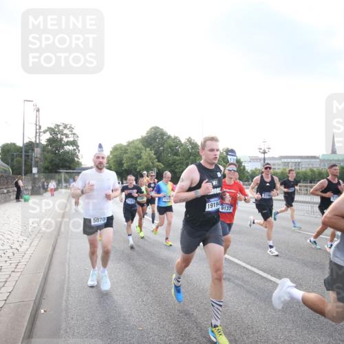 29.06.2025 - hella hamburg halbmarathon Jannik Wohlers http://msf.ph/oto/8141415 29.06.2025 09:44:56 Lombardsbrücke 57, 1758, 1990, 2746, 3043, 4050, 5070, 5328, 5746, 5826, 6781, 7272, 7389, 7481, 7651, 7723, 8209, 8883, 9137, 9381, 9571, 9634, 10171, 10486, 11413, 11857, 12049, 12234, 12595, 14028, 14140, 14289, 15621, 15672, 15883, 16157, 16711, 16713, 16818, 17175, 17374, 17428, 17802, 18099, 18102, 18692, 18737, 18871, 19142, 19194, 19202, 19203, 19204 meine-sportfotos.de