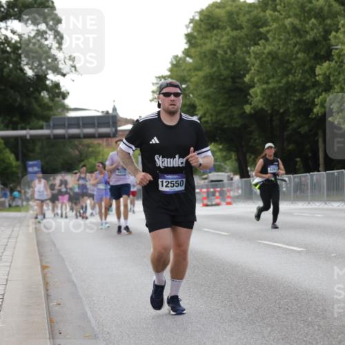 29.06.2025 - hella hamburg halbmarathon Jannik Wohlers http://msf.ph/oto/8141421 29.06.2025 10:06:42 Lombardsbrücke 4262, 5845, 5899, 6833, 7503, 8744, 10283, 11758, 12418, 12550, 16554, 17895, 18316 meine-sportfotos.de