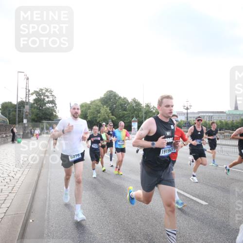 29.06.2025 - hella hamburg halbmarathon Jannik Wohlers http://msf.ph/oto/8141423 29.06.2025 09:44:56 Lombardsbrücke 57, 1758, 1990, 2746, 3043, 4050, 5070, 5328, 5746, 5826, 6781, 7272, 7389, 7481, 7651, 7723, 8209, 8883, 9137, 9381, 9571, 9634, 10171, 10486, 11413, 11857, 12049, 12234, 12595, 14028, 14140, 14289, 15621, 15672, 15883, 16157, 16711, 16713, 16818, 17175, 17374, 17428, 17802, 18099, 18102, 18692, 18737, 18871, 19142, 19194, 19202, 19203, 19204 meine-sportfotos.de