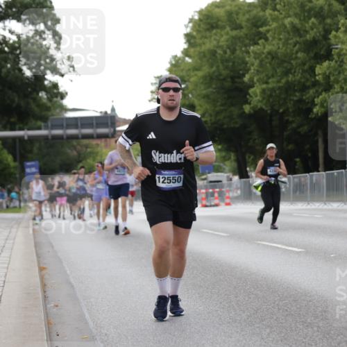 29.06.2025 - hella hamburg halbmarathon Jannik Wohlers http://msf.ph/oto/8141427 29.06.2025 10:06:42 Lombardsbrücke 4262, 5845, 5899, 6833, 7503, 8744, 10283, 11758, 12418, 12550, 16554, 17895, 18316 meine-sportfotos.de