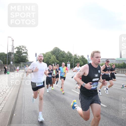 29.06.2025 - hella hamburg halbmarathon Jannik Wohlers http://msf.ph/oto/8141431 29.06.2025 09:44:56 Lombardsbrücke 57, 1758, 1990, 2746, 3043, 4050, 5070, 5328, 5746, 5826, 6781, 7272, 7389, 7481, 7651, 7723, 8209, 8883, 9137, 9381, 9571, 9634, 10171, 10486, 11413, 11857, 12049, 12234, 12595, 14028, 14140, 14289, 15621, 15672, 15883, 16157, 16711, 16713, 16818, 17175, 17374, 17428, 17802, 18099, 18102, 18692, 18737, 18871, 19142, 19194, 19202, 19203, 19204 meine-sportfotos.de