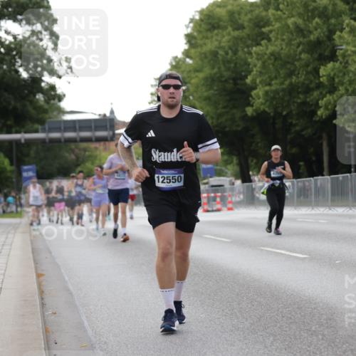 29.06.2025 - hella hamburg halbmarathon Jannik Wohlers http://msf.ph/oto/8141432 29.06.2025 10:06:42 Lombardsbrücke 4262, 5845, 5899, 6833, 7503, 8744, 10283, 11758, 12418, 12550, 16554, 17895, 18316 meine-sportfotos.de