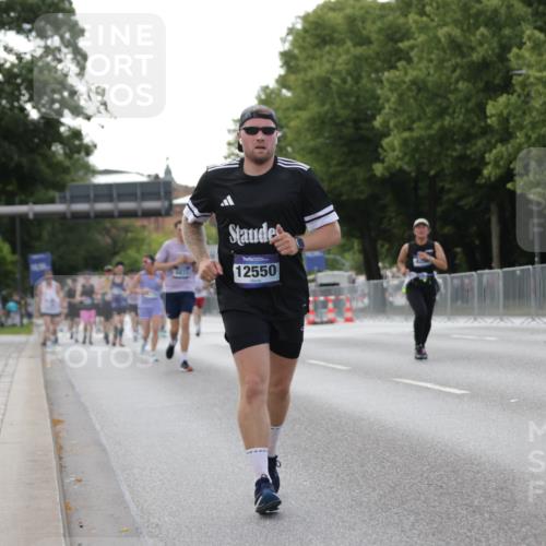 29.06.2025 - hella hamburg halbmarathon Jannik Wohlers http://msf.ph/oto/8141437 29.06.2025 10:06:42 Lombardsbrücke 4262, 5845, 5899, 6833, 7503, 8744, 10283, 11758, 12418, 12550, 16554, 17895, 18316 meine-sportfotos.de