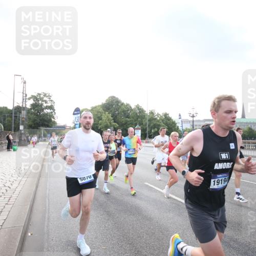 29.06.2025 - hella hamburg halbmarathon Jannik Wohlers http://msf.ph/oto/8141441 29.06.2025 09:44:56 Lombardsbrücke 57, 1758, 1990, 2746, 3043, 4050, 5070, 5328, 5746, 5826, 6781, 7272, 7389, 7481, 7651, 7723, 8209, 8883, 9137, 9381, 9571, 9634, 10171, 10486, 11413, 11857, 12049, 12234, 12595, 14028, 14140, 14289, 15621, 15672, 15883, 16157, 16711, 16713, 16818, 17175, 17374, 17428, 17802, 18099, 18102, 18692, 18737, 18871, 19142, 19194, 19202, 19203, 19204 meine-sportfotos.de