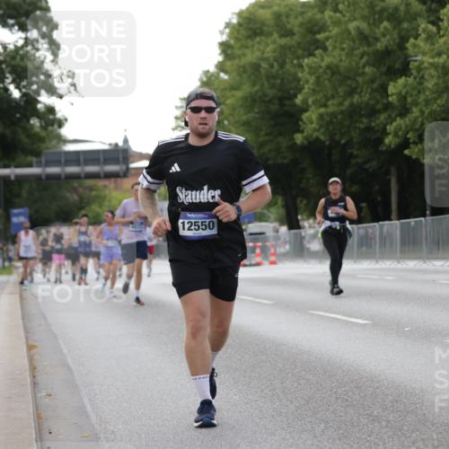 29.06.2025 - hella hamburg halbmarathon Jannik Wohlers http://msf.ph/oto/8141444 29.06.2025 10:06:42 Lombardsbrücke 4262, 5845, 5899, 6833, 7503, 8744, 10283, 11758, 12418, 12550, 16554, 17895, 18316 meine-sportfotos.de