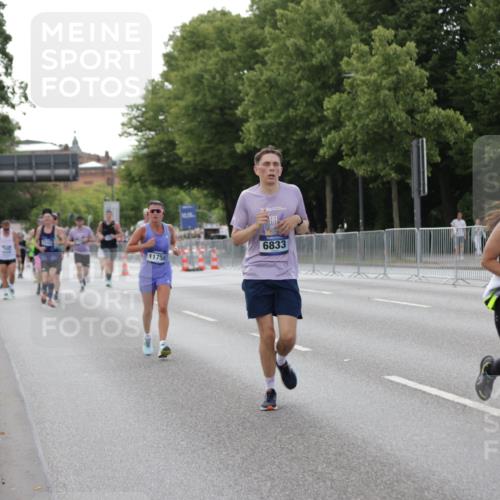 29.06.2025 - hella hamburg halbmarathon Jannik Wohlers http://msf.ph/oto/8141449 29.06.2025 10:06:47 Lombardsbrücke 4262, 5242, 5899, 6517, 6518, 6833, 7503, 8744, 9338, 10700, 11758, 12550, 17895, 18316 meine-sportfotos.de