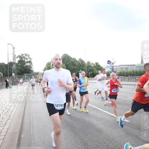 29.06.2025 - hella hamburg halbmarathon Jannik Wohlers http://msf.ph/oto/8141456 29.06.2025 09:44:56 Lombardsbrücke 57, 1758, 1990, 2746, 3043, 4050, 5070, 5328, 5746, 5826, 6781, 7272, 7389, 7481, 7651, 7723, 8209, 8883, 9137, 9381, 9571, 9634, 10171, 10486, 11413, 11857, 12049, 12234, 12595, 14028, 14140, 14289, 15621, 15672, 15883, 16157, 16711, 16713, 16818, 17175, 17374, 17428, 17802, 18099, 18102, 18692, 18737, 18871, 19142, 19194, 19202, 19203, 19204 meine-sportfotos.de