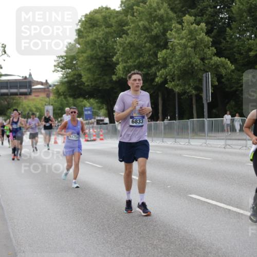 29.06.2025 - hella hamburg halbmarathon Jannik Wohlers http://msf.ph/oto/8141459 29.06.2025 10:06:47 Lombardsbrücke 4262, 5242, 5899, 6517, 6518, 6833, 7503, 8744, 9338, 10700, 11758, 12550, 17895, 18316 meine-sportfotos.de