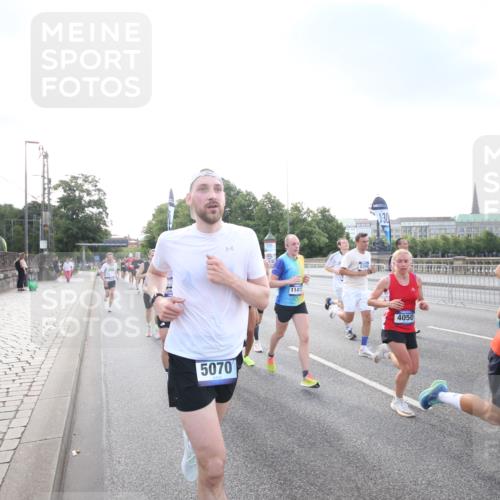 29.06.2025 - hella hamburg halbmarathon Jannik Wohlers http://msf.ph/oto/8141462 29.06.2025 09:44:56 Lombardsbrücke 57, 1758, 1990, 2746, 3043, 4050, 5070, 5328, 5746, 5826, 6781, 7272, 7389, 7481, 7651, 7723, 8209, 8883, 9137, 9381, 9571, 9634, 10171, 10486, 11413, 11857, 12049, 12234, 12595, 14028, 14140, 14289, 15621, 15672, 15883, 16157, 16711, 16713, 16818, 17175, 17374, 17428, 17802, 18099, 18102, 18692, 18737, 18871, 19142, 19194, 19202, 19203, 19204 meine-sportfotos.de