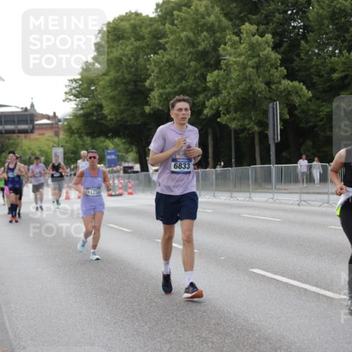 29.06.2025 - hella hamburg halbmarathon Jannik Wohlers http://msf.ph/oto/8141463 29.06.2025 10:06:47 Lombardsbrücke 4262, 5242, 5899, 6517, 6518, 6833, 7503, 8744, 9338, 10700, 11758, 12550, 17895, 18316 meine-sportfotos.de