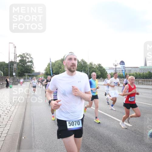 29.06.2025 - hella hamburg halbmarathon Jannik Wohlers http://msf.ph/oto/8141470 29.06.2025 09:44:57 Lombardsbrücke 57, 1758, 1990, 2746, 3043, 4050, 4698, 5070, 5328, 5746, 5826, 6781, 7272, 7389, 7481, 7651, 7723, 8209, 8883, 9137, 9381, 9571, 9634, 10171, 10486, 11413, 11857, 12049, 12234, 12595, 12988, 14028, 14140, 14289, 15621, 15672, 15883, 16157, 16711, 16713, 16818, 17175, 17374, 17428, 17802, 18099, 18102, 18692, 18737, 18871, 19142, 19194, 19202, 19203, 19204 meine-sportfotos.de