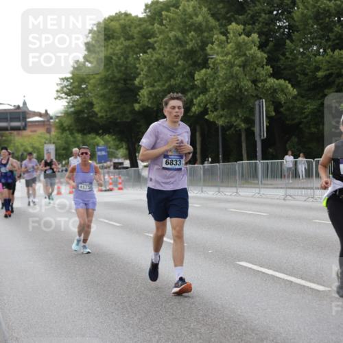 29.06.2025 - hella hamburg halbmarathon Jannik Wohlers http://msf.ph/oto/8141471 29.06.2025 10:06:47 Lombardsbrücke 4262, 5242, 5899, 6517, 6518, 6833, 7503, 8744, 9338, 10700, 11758, 12550, 17895, 18316 meine-sportfotos.de