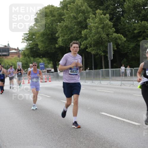 29.06.2025 - hella hamburg halbmarathon Jannik Wohlers http://msf.ph/oto/8141477 29.06.2025 10:06:47 Lombardsbrücke 4262, 5242, 5899, 6517, 6518, 6833, 7503, 8744, 9338, 10700, 11758, 12550, 17895, 18316 meine-sportfotos.de