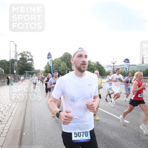 29.06.2025 - hella hamburg halbmarathon Jannik Wohlers http://msf.ph/oto/8141479 29.06.2025 09:44:57 Lombardsbrücke 57, 1758, 1990, 2746, 3043, 4050, 4698, 5070, 5328, 5746, 5826, 6781, 7272, 7389, 7481, 7651, 7723, 8209, 8883, 9137, 9381, 9571, 9634, 10171, 10486, 11413, 11857, 12049, 12234, 12595, 12988, 14028, 14140, 14289, 15621, 15672, 15883, 16157, 16711, 16713, 16818, 17175, 17374, 17428, 17802, 18099, 18102, 18692, 18737, 18871, 19142, 19194, 19202, 19203, 19204 meine-sportfotos.de