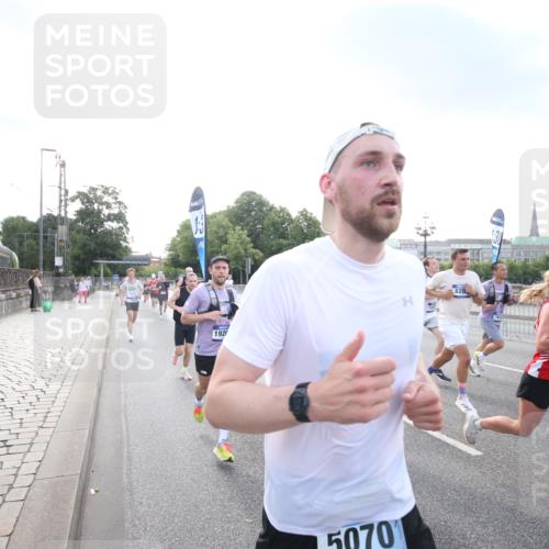 29.06.2025 - hella hamburg halbmarathon Jannik Wohlers http://msf.ph/oto/8141485 29.06.2025 09:44:57 Lombardsbrücke 57, 1758, 1990, 2746, 3043, 4050, 4698, 5070, 5328, 5746, 5826, 6781, 7272, 7389, 7481, 7651, 7723, 8209, 8883, 9137, 9381, 9571, 9634, 10171, 10486, 11413, 11857, 12049, 12234, 12595, 12988, 14028, 14140, 14289, 15621, 15672, 15883, 16157, 16711, 16713, 16818, 17175, 17374, 17428, 17802, 18099, 18102, 18692, 18737, 18871, 19142, 19194, 19202, 19203, 19204 meine-sportfotos.de
