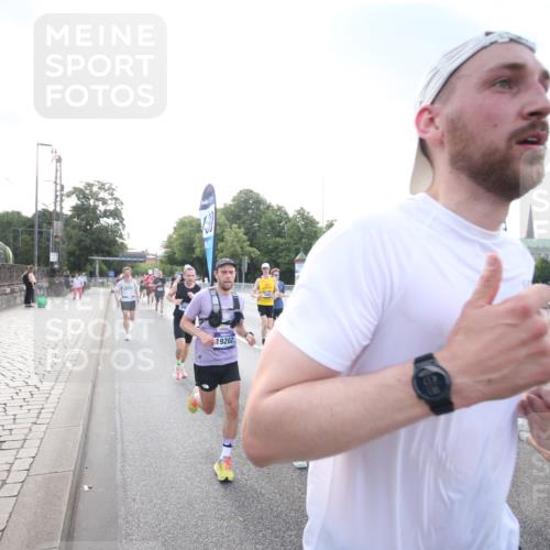 29.06.2025 - hella hamburg halbmarathon Jannik Wohlers http://msf.ph/oto/8141491 29.06.2025 09:44:57 Lombardsbrücke 57, 1758, 1990, 2746, 3043, 4050, 4698, 5070, 5328, 5746, 5826, 6781, 7272, 7389, 7481, 7651, 7723, 8209, 8883, 9137, 9381, 9571, 9634, 10171, 10486, 11413, 11857, 12049, 12234, 12595, 12988, 14028, 14140, 14289, 15621, 15672, 15883, 16157, 16711, 16713, 16818, 17175, 17374, 17428, 17802, 18099, 18102, 18692, 18737, 18871, 19142, 19194, 19202, 19203, 19204 meine-sportfotos.de