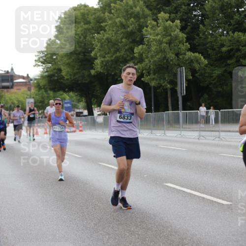 29.06.2025 - hella hamburg halbmarathon Jannik Wohlers http://msf.ph/oto/8141492 29.06.2025 10:06:47 Lombardsbrücke 4262, 5242, 5899, 6517, 6518, 6833, 7503, 8744, 9338, 10700, 11758, 12550, 17895, 18316 meine-sportfotos.de