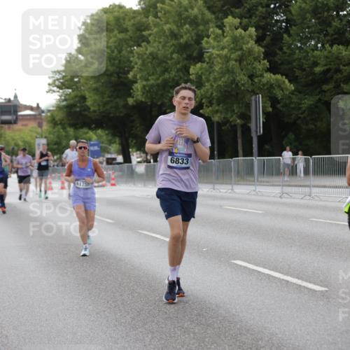 29.06.2025 - hella hamburg halbmarathon Jannik Wohlers http://msf.ph/oto/8141500 29.06.2025 10:06:47 Lombardsbrücke 4262, 5242, 5899, 6517, 6518, 6833, 7503, 8744, 9338, 10700, 11758, 12550, 17895, 18316 meine-sportfotos.de