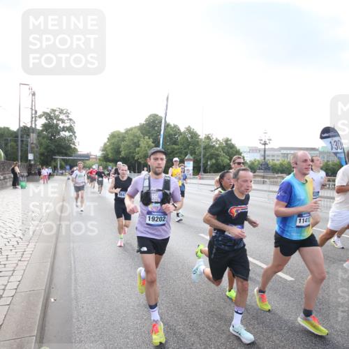 29.06.2025 - hella hamburg halbmarathon Jannik Wohlers http://msf.ph/oto/8141507 29.06.2025 09:44:57 Lombardsbrücke 57, 1758, 1990, 2746, 3043, 4050, 4698, 5070, 5328, 5746, 5826, 6781, 7272, 7389, 7481, 7651, 7723, 8209, 8883, 9137, 9381, 9571, 9634, 10171, 10486, 11413, 11857, 12049, 12234, 12595, 12988, 14028, 14140, 14289, 15621, 15672, 15883, 16157, 16711, 16713, 16818, 17175, 17374, 17428, 17802, 18099, 18102, 18692, 18737, 18871, 19142, 19194, 19202, 19203, 19204 meine-sportfotos.de