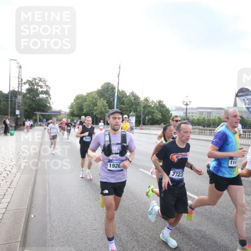 29.06.2025 - hella hamburg halbmarathon Jannik Wohlers http://msf.ph/oto/8141514 29.06.2025 09:44:57 Lombardsbrücke 57, 1758, 1990, 2746, 3043, 4050, 4698, 5070, 5328, 5746, 5826, 6781, 7272, 7389, 7481, 7651, 7723, 8209, 8883, 9137, 9381, 9571, 9634, 10171, 10486, 11413, 11857, 12049, 12234, 12595, 12988, 14028, 14140, 14289, 15621, 15672, 15883, 16157, 16711, 16713, 16818, 17175, 17374, 17428, 17802, 18099, 18102, 18692, 18737, 18871, 19142, 19194, 19202, 19203, 19204 meine-sportfotos.de