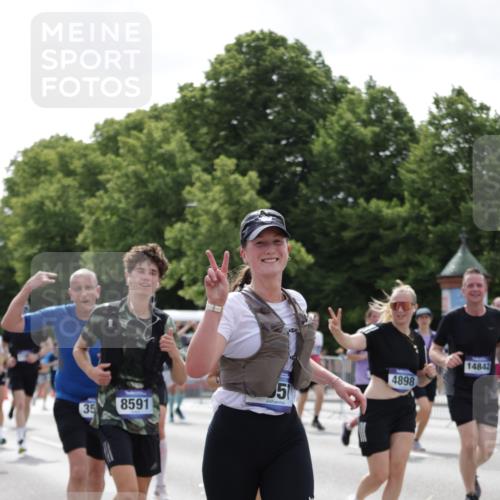 29.06.2025 - hella hamburg halbmarathon Jannik Wohlers http://msf.ph/oto/8141518 29.06.2025 10:43:45 Lombardsbrücke 1519, 1802, 1804, 2186, 2692, 3065, 3596, 4636, 4898, 5001, 5127, 5730, 5731, 5902, 5905, 7326, 7610, 7818, 7842, 8591, 8763, 8870, 8957, 9073, 9510, 9879, 10223, 11955, 12256, 12445, 12803, 12995, 13629, 13809, 13832, 13973, 13987, 14031, 14474, 14544, 14842, 14874, 15675, 16244, 16308, 17582, 17844 meine-sportfotos.de