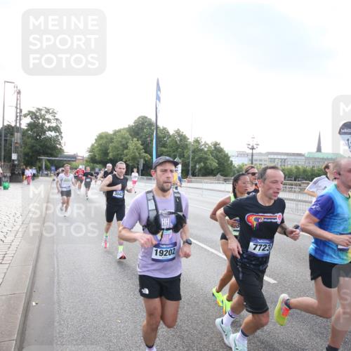 29.06.2025 - hella hamburg halbmarathon Jannik Wohlers http://msf.ph/oto/8141520 29.06.2025 09:44:57 Lombardsbrücke 57, 1758, 1990, 2746, 3043, 4050, 4698, 5070, 5328, 5746, 5826, 6781, 7272, 7389, 7481, 7651, 7723, 8209, 8883, 9137, 9381, 9571, 9634, 10171, 10486, 11413, 11857, 12049, 12234, 12595, 12988, 14028, 14140, 14289, 15621, 15672, 15883, 16157, 16711, 16713, 16818, 17175, 17374, 17428, 17802, 18099, 18102, 18692, 18737, 18871, 19142, 19194, 19202, 19203, 19204 meine-sportfotos.de