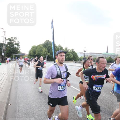 29.06.2025 - hella hamburg halbmarathon Jannik Wohlers http://msf.ph/oto/8141528 29.06.2025 09:44:57 Lombardsbrücke 57, 1758, 1990, 2746, 3043, 4050, 4698, 5070, 5328, 5746, 5826, 6781, 7272, 7389, 7481, 7651, 7723, 8209, 8883, 9137, 9381, 9571, 9634, 10171, 10486, 11413, 11857, 12049, 12234, 12595, 12988, 14028, 14140, 14289, 15621, 15672, 15883, 16157, 16711, 16713, 16818, 17175, 17374, 17428, 17802, 18099, 18102, 18692, 18737, 18871, 19142, 19194, 19202, 19203, 19204 meine-sportfotos.de