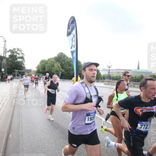 29.06.2025 - hella hamburg halbmarathon Jannik Wohlers http://msf.ph/oto/8141536 29.06.2025 09:44:57 Lombardsbrücke 57, 1758, 1990, 2746, 3043, 4050, 4698, 5070, 5328, 5746, 5826, 6781, 7272, 7389, 7481, 7651, 7723, 8209, 8883, 9137, 9381, 9571, 9634, 10171, 10486, 11413, 11857, 12049, 12234, 12595, 12988, 14028, 14140, 14289, 15621, 15672, 15883, 16157, 16711, 16713, 16818, 17175, 17374, 17428, 17802, 18099, 18102, 18692, 18737, 18871, 19142, 19194, 19202, 19203, 19204 meine-sportfotos.de