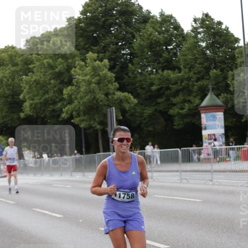 29.06.2025 - hella hamburg halbmarathon Jannik Wohlers http://msf.ph/oto/8141564 29.06.2025 10:06:50 Lombardsbrücke 4262, 5242, 5899, 6517, 6518, 6707, 6713, 6715, 6833, 7503, 9338, 10700, 11758, 12550, 17895, 18218, 18316 meine-sportfotos.de