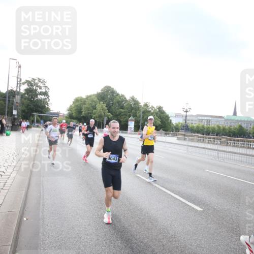 29.06.2025 - hella hamburg halbmarathon Jannik Wohlers http://msf.ph/oto/8141567 29.06.2025 09:44:58 Lombardsbrücke 57, 1758, 1990, 2746, 3043, 4050, 4698, 4749, 5070, 5328, 5746, 5826, 6358, 6781, 7272, 7389, 7481, 7651, 7723, 8209, 8883, 9137, 9381, 9571, 9634, 10171, 10486, 11413, 11857, 12049, 12234, 12595, 12988, 14028, 14140, 14289, 14784, 15621, 15672, 15883, 16157, 16711, 16818, 17175, 17374, 17802, 18099, 18102, 18692, 18737, 19194, 19202, 19203, 19204 meine-sportfotos.de