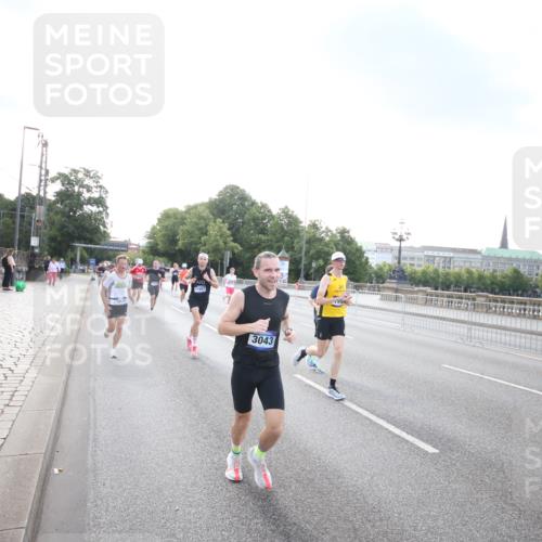 29.06.2025 - hella hamburg halbmarathon Jannik Wohlers http://msf.ph/oto/8141573 29.06.2025 09:44:58 Lombardsbrücke 57, 1758, 1990, 2746, 3043, 4050, 4698, 4749, 5070, 5328, 5746, 5826, 6358, 6781, 7272, 7389, 7481, 7651, 7723, 8209, 8883, 9137, 9381, 9571, 9634, 10171, 10486, 11413, 11857, 12049, 12234, 12595, 12988, 14028, 14140, 14289, 14784, 15621, 15672, 15883, 16157, 16711, 16818, 17175, 17374, 17802, 18099, 18102, 18692, 18737, 19194, 19202, 19203, 19204 meine-sportfotos.de