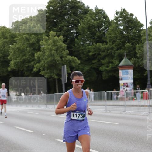 29.06.2025 - hella hamburg halbmarathon Jannik Wohlers http://msf.ph/oto/8141577 29.06.2025 10:06:50 Lombardsbrücke 4262, 5242, 5899, 6517, 6518, 6707, 6713, 6715, 6833, 7503, 9338, 10700, 11758, 12550, 17895, 18218, 18316 meine-sportfotos.de