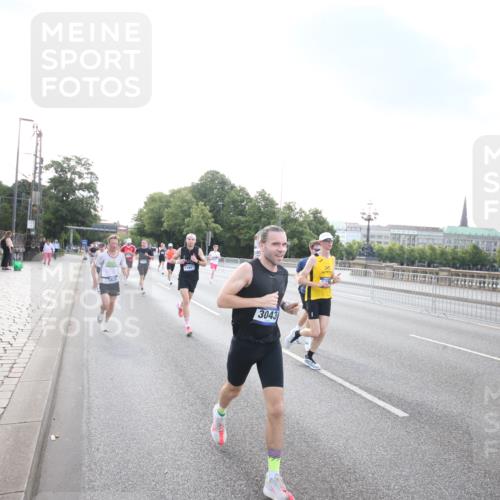29.06.2025 - hella hamburg halbmarathon Jannik Wohlers http://msf.ph/oto/8141581 29.06.2025 09:44:58 Lombardsbrücke 57, 1758, 1990, 2746, 3043, 4050, 4698, 4749, 5070, 5328, 5746, 5826, 6358, 6781, 7272, 7389, 7481, 7651, 7723, 8209, 8883, 9137, 9381, 9571, 9634, 10171, 10486, 11413, 11857, 12049, 12234, 12595, 12988, 14028, 14140, 14289, 14784, 15621, 15672, 15883, 16157, 16711, 16818, 17175, 17374, 17802, 18099, 18102, 18692, 18737, 19194, 19202, 19203, 19204 meine-sportfotos.de