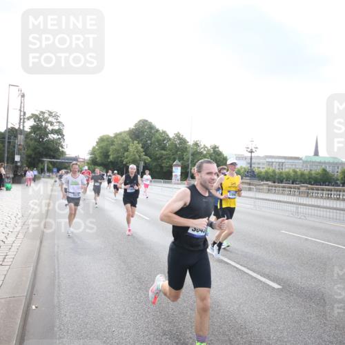 29.06.2025 - hella hamburg halbmarathon Jannik Wohlers http://msf.ph/oto/8141588 29.06.2025 09:44:58 Lombardsbrücke 57, 1758, 1990, 2746, 3043, 4050, 4698, 4749, 5070, 5328, 5746, 5826, 6358, 6781, 7272, 7389, 7481, 7651, 7723, 8209, 8883, 9137, 9381, 9571, 9634, 10171, 10486, 11413, 11857, 12049, 12234, 12595, 12988, 14028, 14140, 14289, 14784, 15621, 15672, 15883, 16157, 16711, 16818, 17175, 17374, 17802, 18099, 18102, 18692, 18737, 19194, 19202, 19203, 19204 meine-sportfotos.de