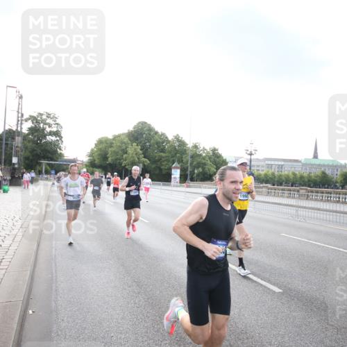 29.06.2025 - hella hamburg halbmarathon Jannik Wohlers http://msf.ph/oto/8141595 29.06.2025 09:44:58 Lombardsbrücke 57, 1758, 1990, 2746, 3043, 4050, 4698, 4749, 5070, 5328, 5746, 5826, 6358, 6781, 7272, 7389, 7481, 7651, 7723, 8209, 8883, 9137, 9381, 9571, 9634, 10171, 10486, 11413, 11857, 12049, 12234, 12595, 12988, 14028, 14140, 14289, 14784, 15621, 15672, 15883, 16157, 16711, 16818, 17175, 17374, 17802, 18099, 18102, 18692, 18737, 19194, 19202, 19203, 19204 meine-sportfotos.de