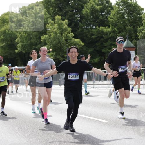 29.06.2025 - hella hamburg halbmarathon Jannik Wohlers http://msf.ph/oto/8141599 29.06.2025 10:43:48 Lombardsbrücke 1345, 1519, 1802, 1804, 2186, 2343, 2610, 2692, 3065, 3596, 4496, 4636, 4898, 5127, 5647, 5730, 5731, 5902, 5905, 7326, 7610, 7818, 7842, 8272, 8591, 8763, 8957, 9510, 10223, 11955, 12256, 12322, 12445, 12803, 12995, 13629, 13809, 13832, 13906, 13973, 13987, 14031, 14123, 14654, 14842, 14874, 15646, 15675, 16244, 17582, 17844 meine-sportfotos.de