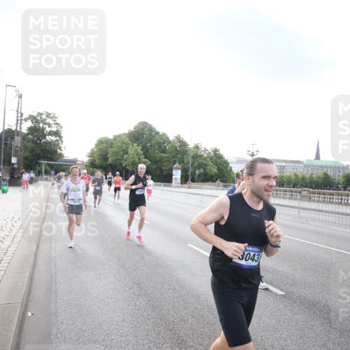 29.06.2025 - hella hamburg halbmarathon Jannik Wohlers http://msf.ph/oto/8141601 29.06.2025 09:44:58 Lombardsbrücke 57, 1758, 1990, 2746, 3043, 4050, 4698, 4749, 5070, 5328, 5746, 5826, 6358, 6781, 7272, 7389, 7481, 7651, 7723, 8209, 8883, 9137, 9381, 9571, 9634, 10171, 10486, 11413, 11857, 12049, 12234, 12595, 12988, 14028, 14140, 14289, 14784, 15621, 15672, 15883, 16157, 16711, 16818, 17175, 17374, 17802, 18099, 18102, 18692, 18737, 19194, 19202, 19203, 19204 meine-sportfotos.de