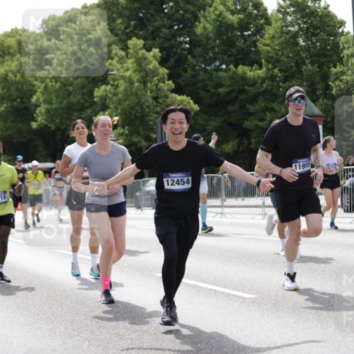 29.06.2025 - hella hamburg halbmarathon Jannik Wohlers http://msf.ph/oto/8141605 29.06.2025 10:43:48 Lombardsbrücke 1345, 1519, 1802, 1804, 2186, 2343, 2610, 2692, 3065, 3596, 4496, 4636, 4898, 5127, 5647, 5730, 5731, 5902, 5905, 7326, 7610, 7818, 7842, 8272, 8591, 8763, 8957, 9510, 10223, 11955, 12256, 12322, 12445, 12803, 12995, 13629, 13809, 13832, 13906, 13973, 13987, 14031, 14123, 14654, 14842, 14874, 15646, 15675, 16244, 17582, 17844 meine-sportfotos.de