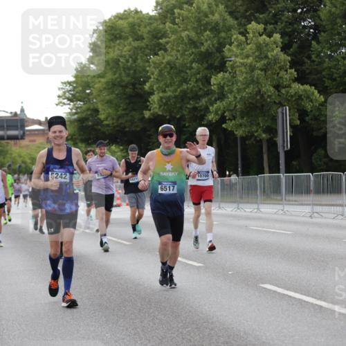 29.06.2025 - hella hamburg halbmarathon Jannik Wohlers http://msf.ph/oto/8141607 29.06.2025 10:06:53 Lombardsbrücke 2032, 4262, 4550, 5242, 5899, 6517, 6518, 6707, 6713, 6715, 6833, 7503, 9338, 10700, 11758, 15051, 17062, 18218 meine-sportfotos.de