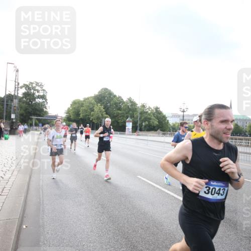 29.06.2025 - hella hamburg halbmarathon Jannik Wohlers http://msf.ph/oto/8141609 29.06.2025 09:44:58 Lombardsbrücke 57, 1758, 1990, 2746, 3043, 4050, 4698, 4749, 5070, 5328, 5746, 5826, 6358, 6781, 7272, 7389, 7481, 7651, 7723, 8209, 8883, 9137, 9381, 9571, 9634, 10171, 10486, 11413, 11857, 12049, 12234, 12595, 12988, 14028, 14140, 14289, 14784, 15621, 15672, 15883, 16157, 16711, 16818, 17175, 17374, 17802, 18099, 18102, 18692, 18737, 19194, 19202, 19203, 19204 meine-sportfotos.de