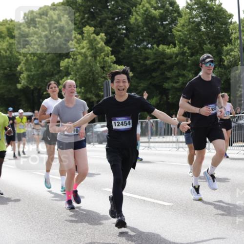 29.06.2025 - hella hamburg halbmarathon Jannik Wohlers http://msf.ph/oto/8141610 29.06.2025 10:43:48 Lombardsbrücke 1345, 1519, 1802, 1804, 2186, 2343, 2610, 2692, 3065, 3596, 4496, 4636, 4898, 5127, 5647, 5730, 5731, 5902, 5905, 7326, 7610, 7818, 7842, 8272, 8591, 8763, 8957, 9510, 10223, 11955, 12256, 12322, 12445, 12803, 12995, 13629, 13809, 13832, 13906, 13973, 13987, 14031, 14123, 14654, 14842, 14874, 15646, 15675, 16244, 17582, 17844 meine-sportfotos.de