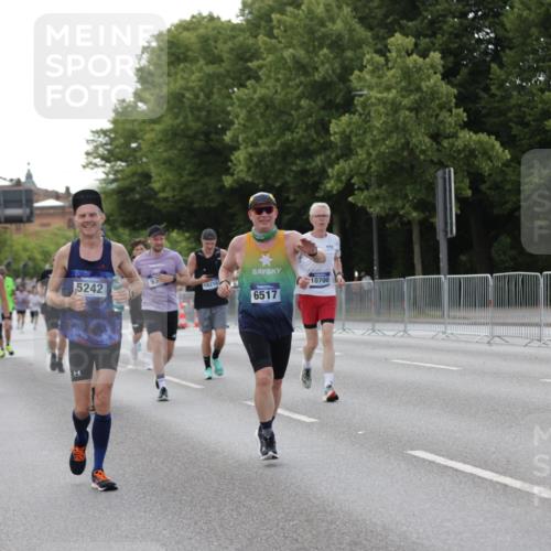 29.06.2025 - hella hamburg halbmarathon Jannik Wohlers http://msf.ph/oto/8141611 29.06.2025 10:06:53 Lombardsbrücke 2032, 4262, 4550, 5242, 5899, 6517, 6518, 6707, 6713, 6715, 6833, 7503, 9338, 10700, 11758, 15051, 17062, 18218 meine-sportfotos.de