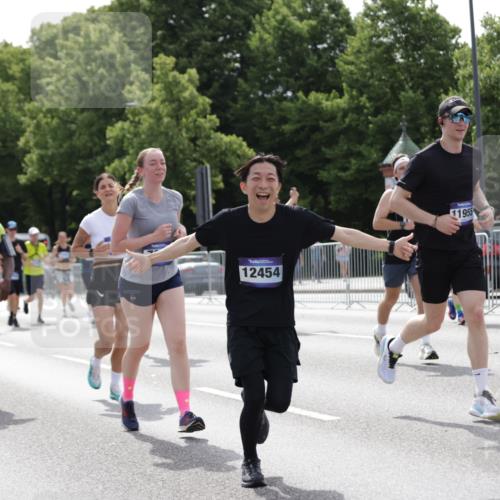 29.06.2025 - hella hamburg halbmarathon Jannik Wohlers http://msf.ph/oto/8141622 29.06.2025 10:43:48 Lombardsbrücke 1345, 1519, 1802, 1804, 2186, 2343, 2610, 2692, 3065, 3596, 4496, 4636, 4898, 5127, 5647, 5730, 5731, 5902, 5905, 7326, 7610, 7818, 7842, 8272, 8591, 8763, 8957, 9510, 10223, 11955, 12256, 12322, 12445, 12803, 12995, 13629, 13809, 13832, 13906, 13973, 13987, 14031, 14123, 14654, 14842, 14874, 15646, 15675, 16244, 17582, 17844 meine-sportfotos.de
