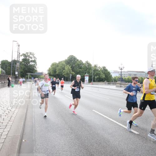 29.06.2025 - hella hamburg halbmarathon Jannik Wohlers http://msf.ph/oto/8141624 29.06.2025 09:44:58 Lombardsbrücke 57, 1758, 1990, 2746, 3043, 4050, 4698, 4749, 5070, 5328, 5746, 5826, 6358, 6781, 7272, 7389, 7481, 7651, 7723, 8209, 8883, 9137, 9381, 9571, 9634, 10171, 10486, 11413, 11857, 12049, 12234, 12595, 12988, 14028, 14140, 14289, 14784, 15621, 15672, 15883, 16157, 16711, 16818, 17175, 17374, 17802, 18099, 18102, 18692, 18737, 19194, 19202, 19203, 19204 meine-sportfotos.de