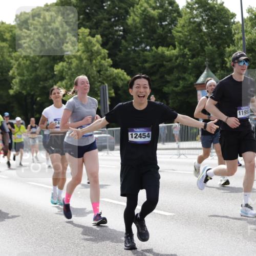 29.06.2025 - hella hamburg halbmarathon Jannik Wohlers http://msf.ph/oto/8141627 29.06.2025 10:43:48 Lombardsbrücke 1345, 1519, 1802, 1804, 2186, 2343, 2610, 2692, 3065, 3596, 4496, 4636, 4898, 5127, 5647, 5730, 5731, 5902, 5905, 7326, 7610, 7818, 7842, 8272, 8591, 8763, 8957, 9510, 10223, 11955, 12256, 12322, 12445, 12803, 12995, 13629, 13809, 13832, 13906, 13973, 13987, 14031, 14123, 14654, 14842, 14874, 15646, 15675, 16244, 17582, 17844 meine-sportfotos.de