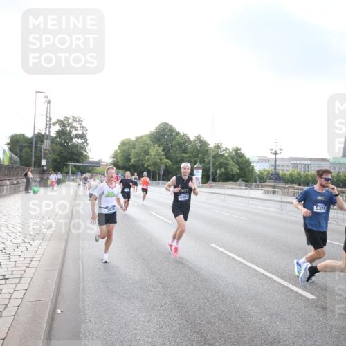29.06.2025 - hella hamburg halbmarathon Jannik Wohlers http://msf.ph/oto/8141630 29.06.2025 09:44:58 Lombardsbrücke 57, 1758, 1990, 2746, 3043, 4050, 4698, 4749, 5070, 5328, 5746, 5826, 6358, 6781, 7272, 7389, 7481, 7651, 7723, 8209, 8883, 9137, 9381, 9571, 9634, 10171, 10486, 11413, 11857, 12049, 12234, 12595, 12988, 14028, 14140, 14289, 14784, 15621, 15672, 15883, 16157, 16711, 16818, 17175, 17374, 17802, 18099, 18102, 18692, 18737, 19194, 19202, 19203, 19204 meine-sportfotos.de