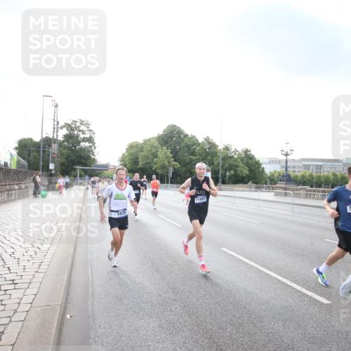 29.06.2025 - hella hamburg halbmarathon Jannik Wohlers http://msf.ph/oto/8141639 29.06.2025 09:44:59 Lombardsbrücke 57, 1758, 1990, 2746, 3043, 4050, 4698, 4749, 5070, 5328, 5746, 5826, 6358, 6781, 7272, 7389, 7481, 7651, 7723, 8209, 8883, 9137, 9381, 9571, 9634, 10171, 11413, 11857, 12049, 12234, 12595, 12988, 14028, 14289, 14395, 14784, 15621, 15672, 16157, 16711, 16818, 17175, 17374, 17802, 18099, 18102, 18692, 18737, 19194, 19202, 19203, 19204 meine-sportfotos.de