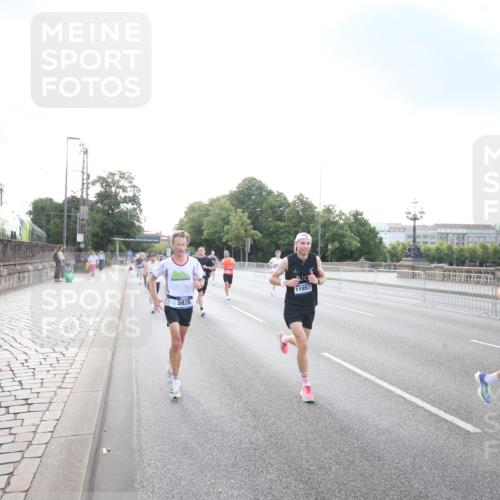 29.06.2025 - hella hamburg halbmarathon Jannik Wohlers http://msf.ph/oto/8141646 29.06.2025 09:44:59 Lombardsbrücke 57, 1758, 1990, 2746, 3043, 4050, 4698, 4749, 5070, 5328, 5746, 5826, 6358, 6781, 7272, 7389, 7481, 7651, 7723, 8209, 8883, 9137, 9381, 9571, 9634, 10171, 11413, 11857, 12049, 12234, 12595, 12988, 14028, 14289, 14395, 14784, 15621, 15672, 16157, 16711, 16818, 17175, 17374, 17802, 18099, 18102, 18692, 18737, 19194, 19202, 19203, 19204 meine-sportfotos.de